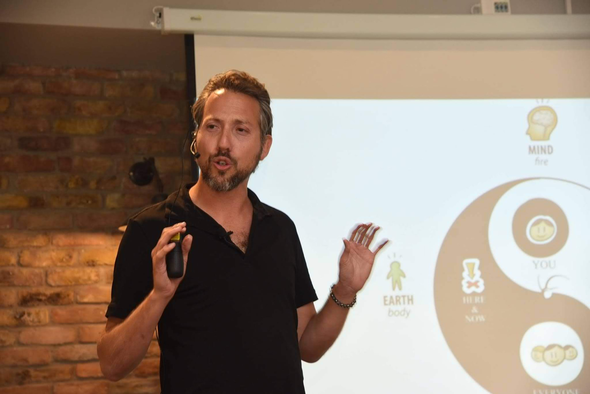 Oriya Pollak teaching a live session